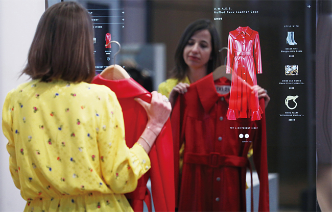 온라인 쇼핑몰 ‘파페치’가 선보인 ‘미래형 스토어’. 옷걸이와 디지털 거울에 연동돼 작동하는 센서는 고객이 선택한 색상·사이즈를 인식해 따로 계산대로 이동할 필요 없이 바로 그 자리에서 결제할 수 있도록 한다. 사진 블룸버그