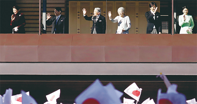 아키히토 일왕(왼쪽 세 번째) 등 일본 왕족들이 1월 2일 도쿄 일 왕궁에서 신년인사를 하고 있다. 사진 블룸버그