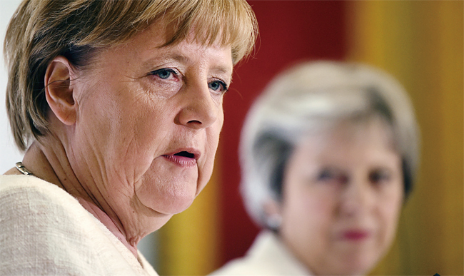 지난해 7월 영국 런던을 방문한 앙겔라 메르켈(왼쪽) 독일 총리를 테리사 메이 영국 총리가 바라보고 있다. 작은 사진은 2016년 6월 브렉시트 국민투표 직후 발행된 독일 주간지 ‘슈피겔’ 표지. 사진 블룸버그