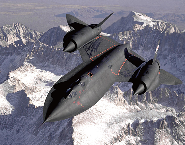 전량 퇴역했지만 ‘가장 빠른 유인 비행기’라는 타이틀을 현재까지도 보유한 SR-71 정찰기. 냉전 당시 가장 중요한 정찰 대상인 소련에서 도입한 티타늄으로 제작했다. 사진 위키피디아