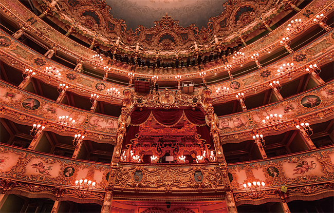 이탈리아 베네치아에 있는 ‘라 페니체’ 극장은 1792년 개관한 이후 나폴리 ‘산 카를로 극장’, 밀라노 ‘라 스칼라 극장’과 함께 세계적인 오페라 극장으로 이름을 떨쳤다.