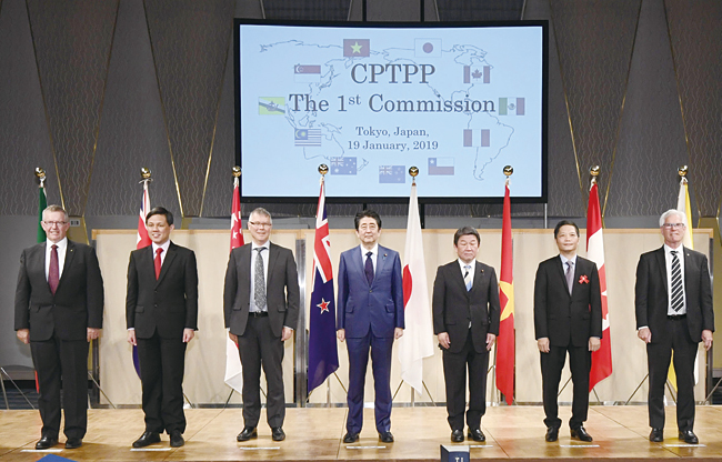 지난달 19일 일본 도쿄에서 열린 CPTPP 각료회의에서 각국 참가자들이 아베 신조 일본 총리(왼쪽에서 네 번째)와 기념촬영을 하고 있다. 사진 EPA 연합