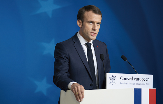 마크롱 프랑스 대통령이 지난해 12월 14일 벨기에 브뤼셀에서 열린 유럽연합(EU) 정상회의에 참석해 발언하고 있다. 사진 블룸버그
