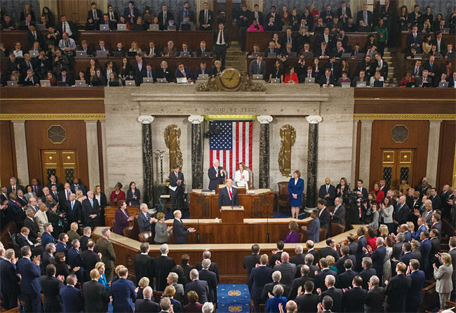 도널드 트럼프 미국 대통령이 2월 5일(현지시각) 미국 워싱턴 하원 본회의장에서 열린 신년 국정연설 도중 청중들로부터 기립박수를 받고 있다. 사진 EPA 연합