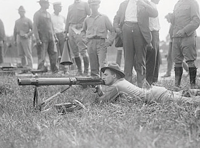 영국에서 도입한 루이스 기관총으로 사격 연습 중인 미국 해병대원. 개발 직후 구매 제안을 받은 미 육군은 채택을 거부했다. 사진 위키피디아