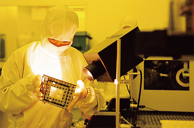삼성전자 직원들이 시스템LSI 반도체 생산라인에서 제품을 점검하고 있다. 사진 조선일보 DB