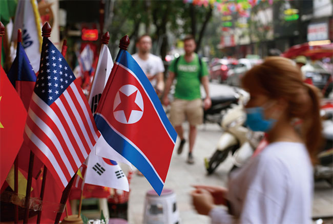 제2차 미·북 정상회담을 앞둔 하노이 거리 상점에서 성조기와 인공기를 함께 판매하고 있다. 사진 AP 연합