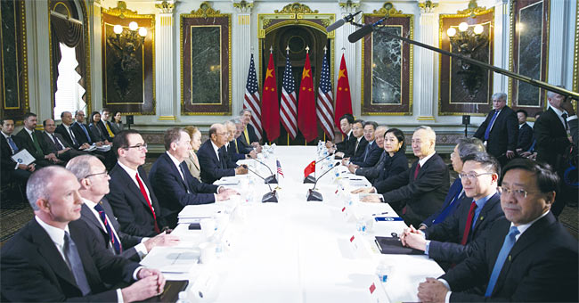 2월 21일 미국 워싱턴DC 백악관에서 열린 미·중 3차 고위급 무역 협상에서 양국 대표단이 협상을 벌이고 있다. 로버트 라이트하이저(왼쪽에서 네 번째) 미국 무역대표부 대표 건너편에 류허(오른쪽에서 네 번째) 중국 부총리가 보인다. 사진 블룸버그