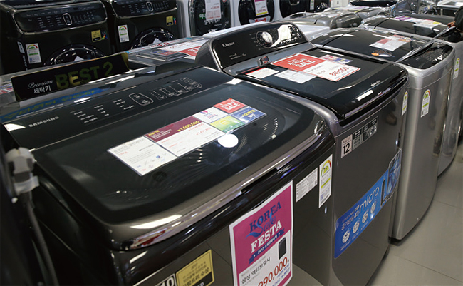 전자제품 매장에 전시돼 있는 삼성·LG전자의 세탁기. 사진 조선일보 DB