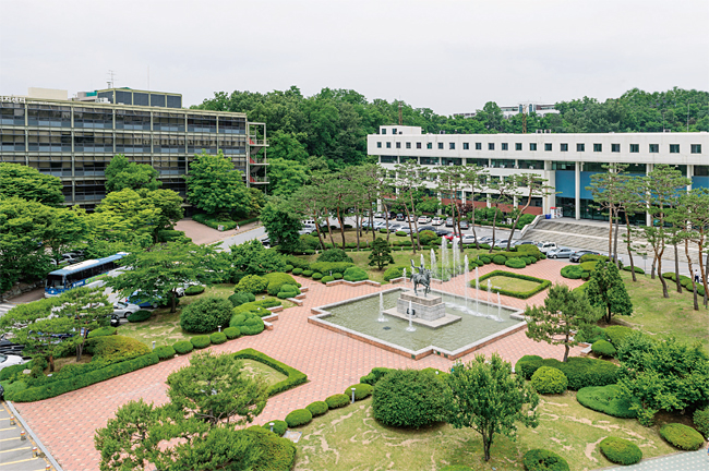 아주대학교는 한국에서 처음으로 시스템공학과를 만들었다. 사진 아주대
