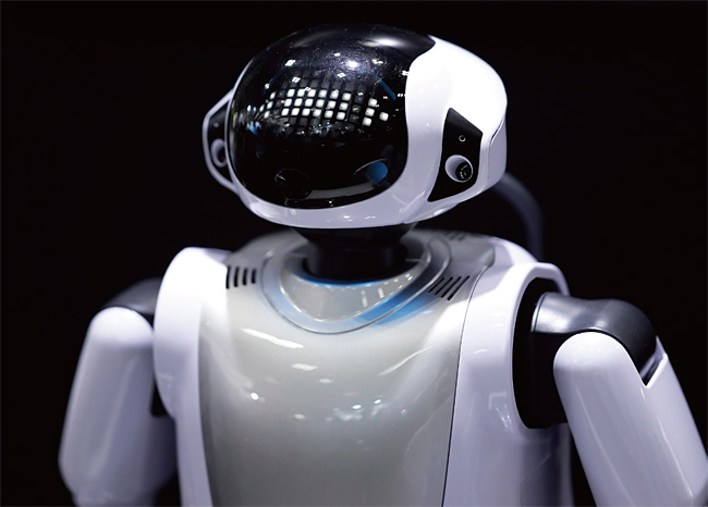일본 후지소프트의 인공지능(AI) 도우미 로봇 팔로가 2018년 4월 도쿄 AI 박람회에 전시돼 있다. 사진 블룸버그