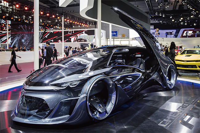 GM이 2015 광저우 오토쇼에서 선보인 자율주행 전기차 콘셉트카 ‘쉐보레 FNR’. 사진 블룸버그