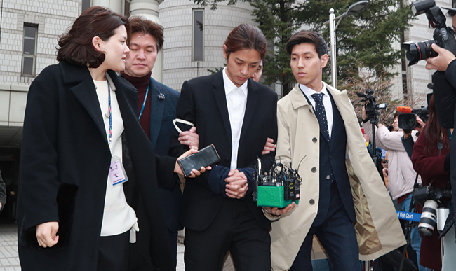 성관계 동영상을 촬영·유통한 혐의를 받는 가수 정준영이 3월 21일 서울중앙지법에서 열린 구속 전 피의자 심문(영장실질심사)을 마치고 법정 밖으로 나서고 있다. 사진 연합뉴스