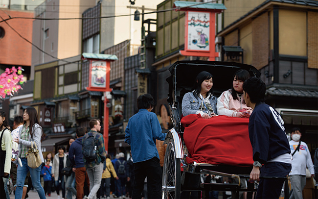 일본 도쿄 아사쿠사 지구 거리에서 관광객들이 인력거를 타고 있다. 사진 블룸버그