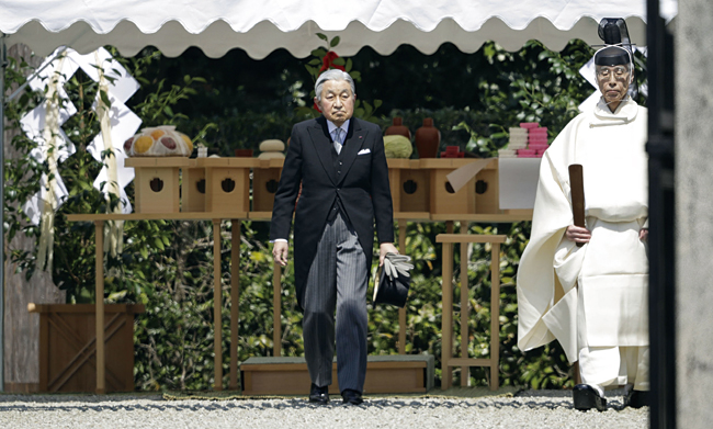 아키히토 일왕이 3월 26일 나라(奈良)현에 있는 진무(神武) 왕릉을 방문해 퇴위를 고하는 의식을 치렀다. 진무는 일본 초대 왕으로 알려진 인물이다. 아키히토 일왕은 4월 30일 공식 퇴위한다. 사진 연합뉴스