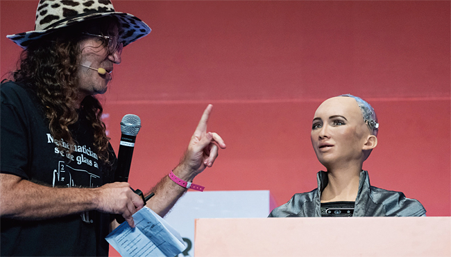 벤 괴르첼 싱귤래리티넷 창업자 겸 최고경영자(CEO)가 인공지능(AI)이 접목된휴머노이드(인간형 로봇) 소피아와 이야기를 나누고 있다. 사진 블룸버그