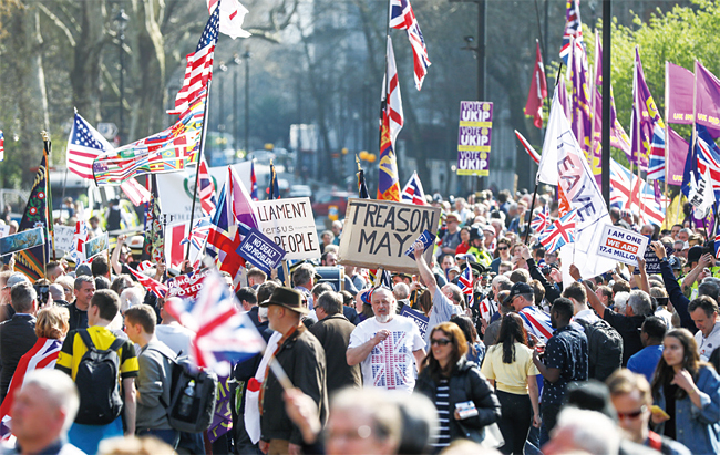 3월 29일(현지시각) 영국에서 ‘노딜 브렉시트’ 지지 시위를 벌이고 있는 사람들. 사진 블룸버그