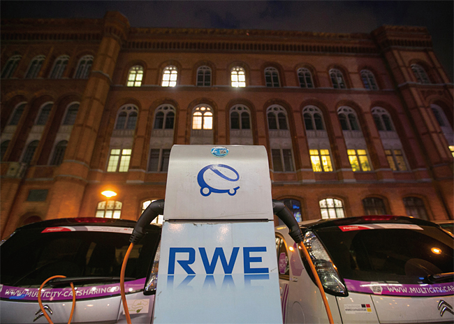 독일 베를린 시내의 한 호텔 앞에 설치된 전력 회사 RWE의 전기자동차 충전기. 사진 블룸버그
