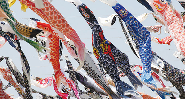 일본의 골든위크 기간에 있는 어린이날 나부끼는 물고기 장식.