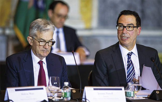 스티븐 므누신(오른쪽) 미국 재무부장관이 2018년 12월 19일 금융안정감독위원회(FSOC) 회의에서 발언하고 있다. 왼쪽은 제롬 파월 연방준비제도이사회(Fed) 의장. 사진 블룸버그