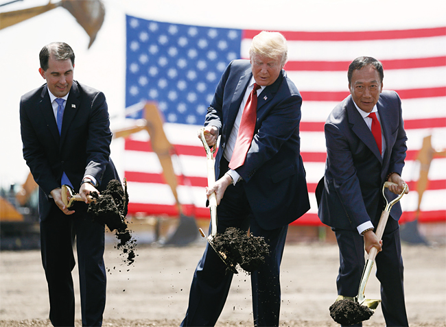 도널드 트럼프(가운데) 미국 대통령과 궈타이밍(오른쪽) 폭스콘 회장이 지난해 미국 위스콘신주 폭스콘 공장 착공식에 참석해 첫삽을 뜨는 모습. 사진 AP통신