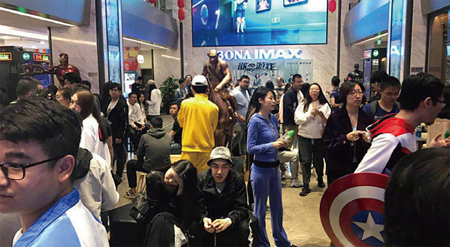 영화 ‘어벤져스: 엔드게임’을 관람하기 위해 영화관에 모인 중국인들. 사진 웨이보