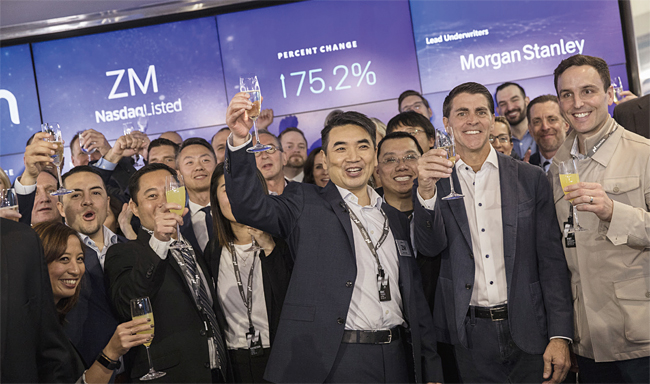 에릭 위안(가운데) 줌(Zoom) 창업자 겸 최고경영자(CEO)가 4월 18일 직원들과 함께 나스닥시장 기업공개(IPO)를 자축하고 있다. 사진 블룸버그