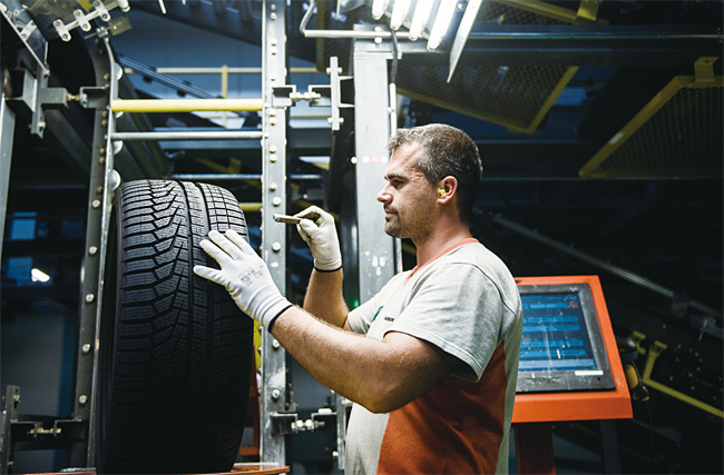 헝가리 라철마쉬에 있는 한국타이어 공장에서 한 직원이 새로 제조된 타이어를 점검하고 있다. 사진 블룸버그