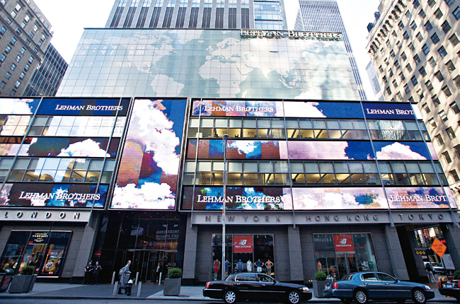 글로벌 금융위기의 도화선이 된 2008년 9월 파산사태 이전 미국 투자은행 리먼브라더스의 뉴욕 본사. 사진 블룸버그