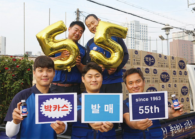 지난해 박카스 발매 55주년을 맞아 열린 기념행사에서 박카스 영업사원들이 기념촬영을 하고 있다. 사진 동아제약
