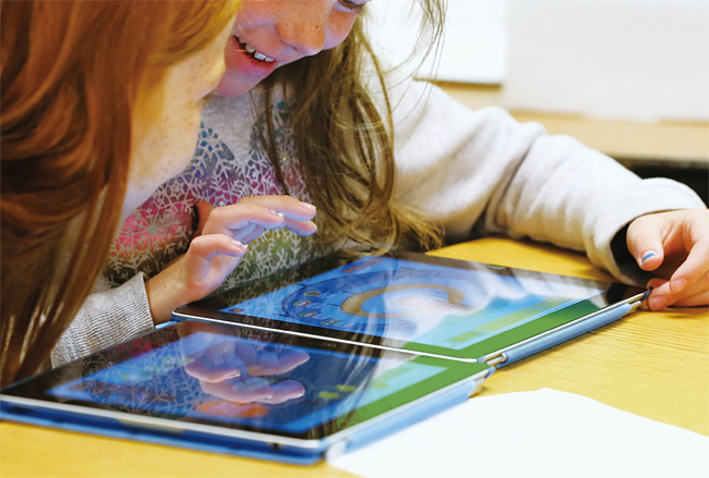 애플 아이패드로 공부하고 있는 아이들. 사진 블룸버그