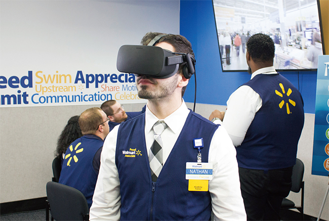 월마트의 신입 직원이 가상현실(VR) 기기를 착용하고 가상 매장 체험 교육을 하고 있다. 사진 월마트