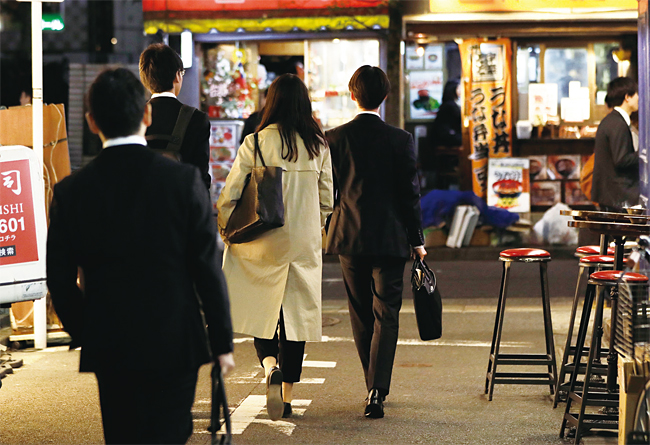 4월 16일 밤 일본 도쿄의 시민들. 도쿄를 비롯한 일본 대도시 시민들 사이에서 다른 지역의 지자체에 기부금을 주고 세금을 공제받는 ‘고향 납세’가 유행하고 있다. 사진 블룸버그