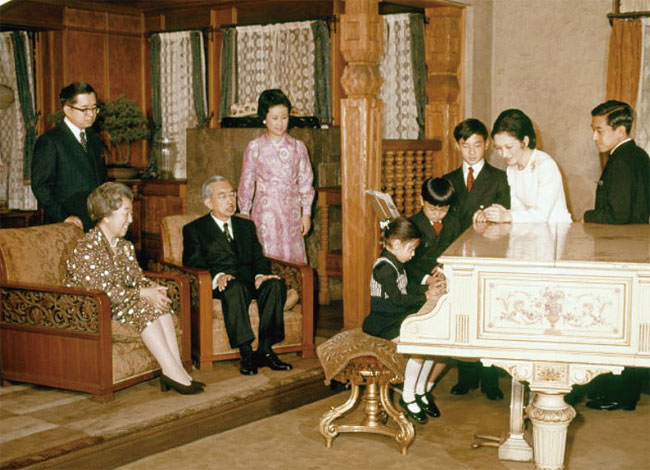 1973년 12월 궁내청에서. 왼쪽 소파에 있는 인물이 고준 왕후와 쇼와 천왕. 사진 일본 궁내청