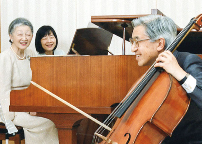 2005년 10월 7일 궁내연주회 중인 첼리스트 아키히토, 피아니스트 미치코. 사진 일본 궁내청