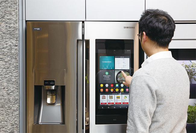 한 남성이 2월 15일 서울에 있는 ‘삼성 래미안 IoT 홈랩 전시실’에서 삼성전자 스마트 냉장고의 제어판을 사용하고 있다. 사진 블룸버그