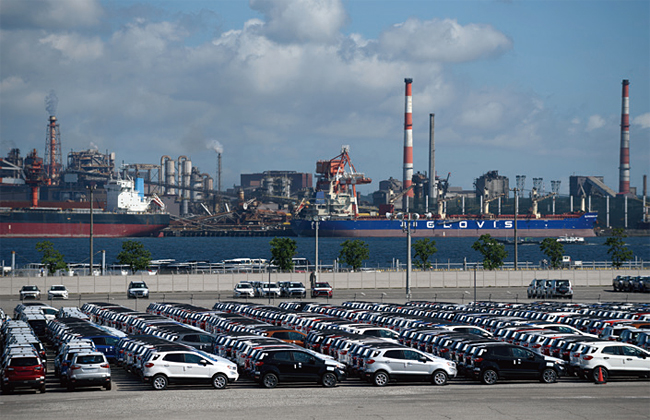 일본 나고야항에 자동차들이 수출 선적을 기다리며 늘어서 있다. 사진 블룸버그