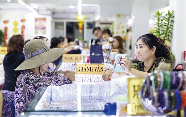 베트남 호찌민에 있는 한 보석가게에서 점원이 고객을 응대하고 있다. 사진 블룸버그