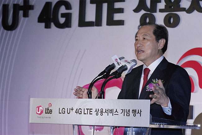 이상철 전 LG유플러스 부회장이 2011년 6월 30일 세종문화회관에서 열린 ‘4G 이동통신 LTE 상용 서비스’ 기념행사에서 인사말을 하고 있다. 사진 LG유플러스