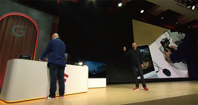 필 해리슨 구글 부사장이 ‘GDC 2019’ 행사에서 직접 스타디아를 시연하고 있다. 사진 유튜브