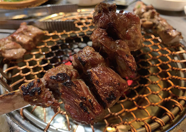 육고깃집의 ‘돼지갈비근고기’. 사진 김하늘