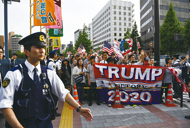 일본인 트럼프 지지자들이 5월 26일 트럼프의 방문이 예정된 도쿄 료고쿠 국기관(國技館) 인근에서 트럼프의 재선을 기원하는 집회를 진행 중이다. 사진 AFP 연합