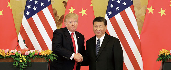 2017년 9월 도널드 트럼프 미국 대통령과 시진핑 중국 국가주석이 베이징 인민대회당에서 악수하고 있다. 사진 블룸버그