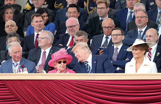 엘리자베스 2세 영국 여왕(앞줄 왼쪽에서 두번째)과 트럼프 대통령이 영국 포츠머스에서 열린 노르망디 상륙작전 75주년 기념식에서 대화하고 있다. 사진 AFP 연합