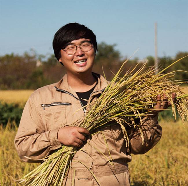 이재익씨가 자신이 수확한 쌀을 들고 활짝 웃고 있다. 사진 일산쌀