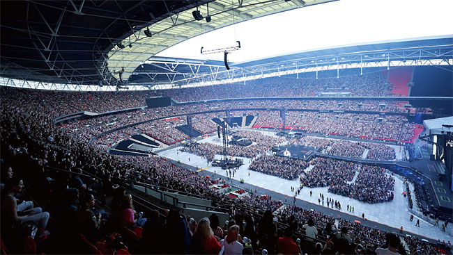6월 1일(현지시각)영국 런던 웸블리 스타디움에서 열린 BTS의 공연 모습. 사진 연합뉴스