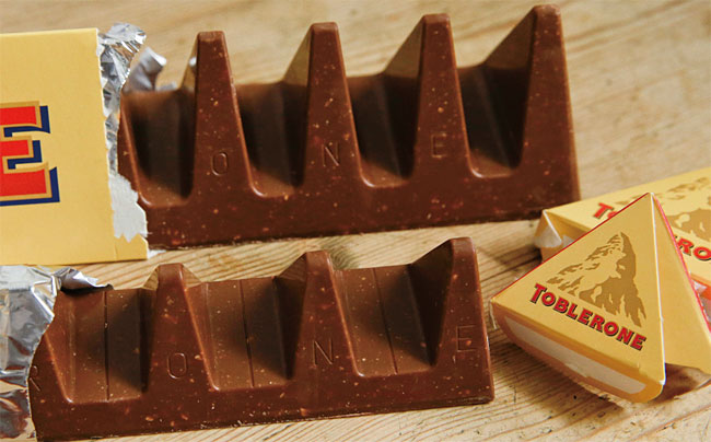스위스의 초콜릿 전문 기업 몬델레즈는 2016년 자사의 ‘토블론’ 초콜릿 바의 삼각뿔 사이 간격을 넓혀 ‘재료비를 아끼기 위한 꼼수’라는 비난을 샀다. 사진 몬델레즈