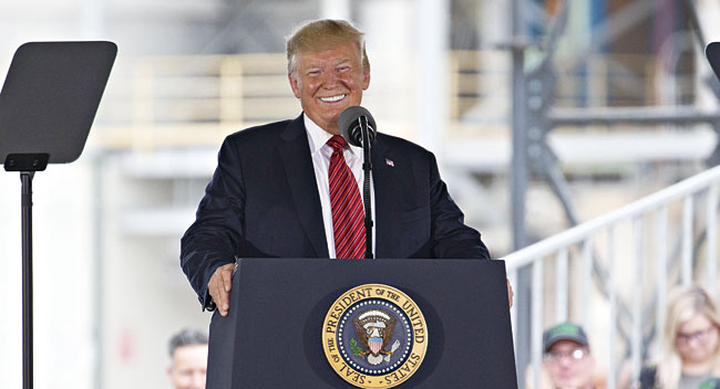 도널드 트럼프 미국 대통령이 6월 11일(현지시각) 미국 아이오와 신재생에너지 에탄올 시설을 방문해 연설하면서 웃고 있다. 사진 블룸버그