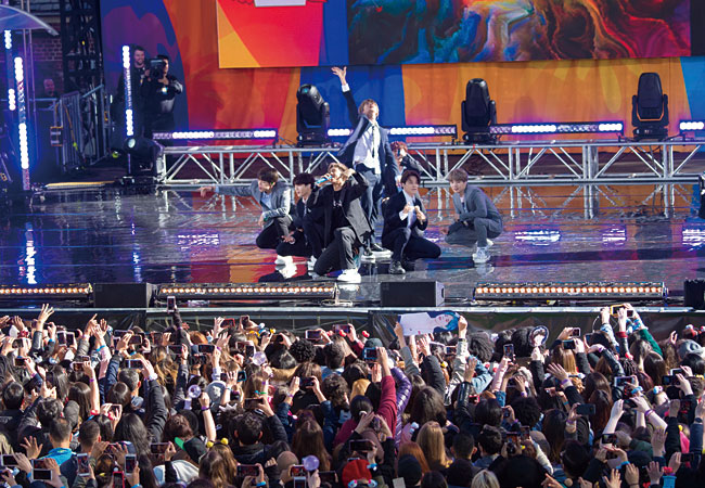 5월 15일(현지시각) 방탄소년단(BTS)이 미국 뉴욕 센트럴파크 야외 공연장 ‘럼지 플레이 필드’에서 공연하고 있다. 사진 AP 연합