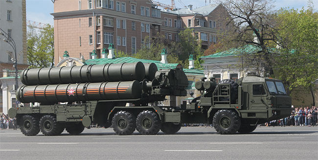 터키가 미국과의 마찰을 불사하고 구매를 결정한 러시아의 S-400 트리움프 대공미사일. 러시아는 앞선 기술력으로 여전히 군사 강국으로 군림하고 있다. 사진 위키피디아
